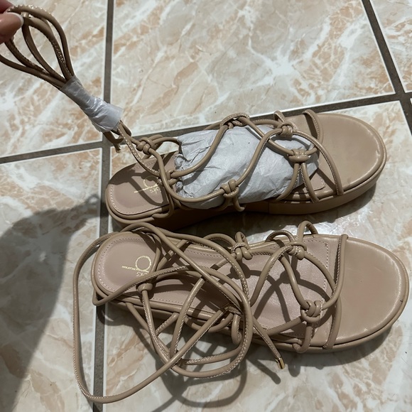 Tan platform - Picture 3 of 3